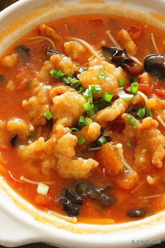 酸汤小酥肉，热热乎乎煮一锅，酸爽开胃，拌米饭能吃两碗