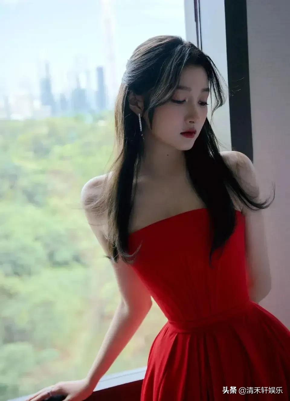 鹿晗正牌女朋友关晓彤，是真好看。鹿晗应该很幸福吧