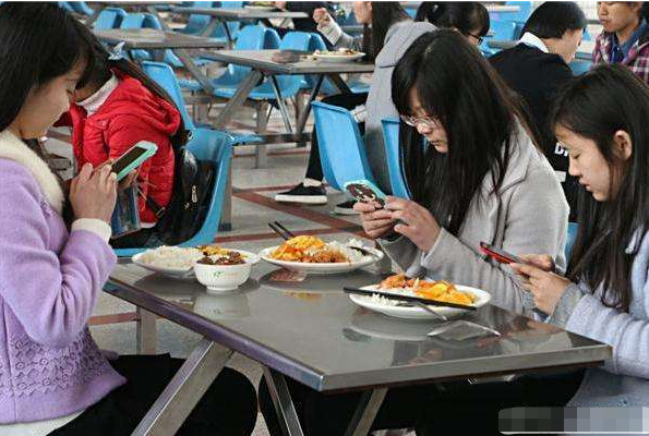 大学生真实的生活费流出，没有对比就没有伤害，网友：差距太大了