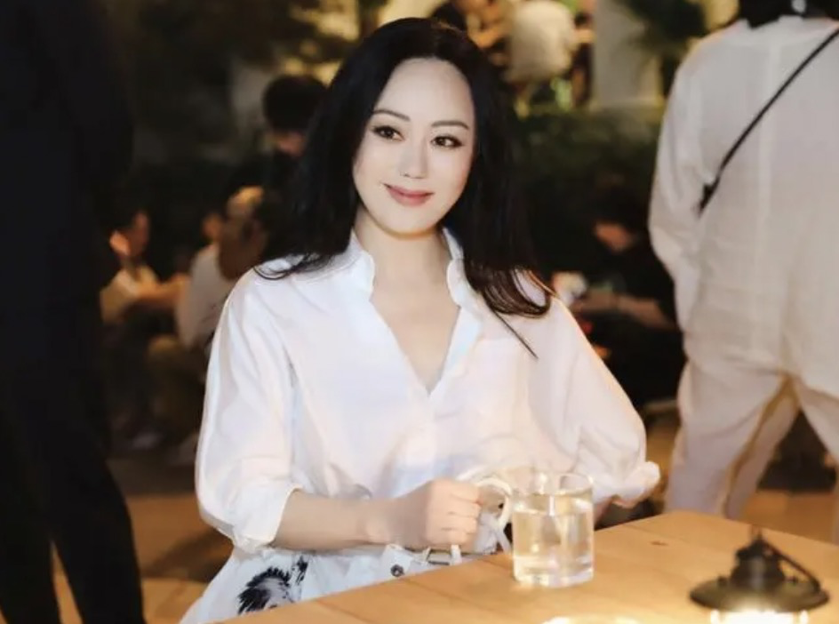 让2个亿万富翁破产后,她被称"香港第一败家女",60岁依旧迷人