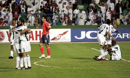 日本足球世界杯2006(2006年世界杯亚预赛，韩国队耻辱平局主帅下课，活久见误判重赛)