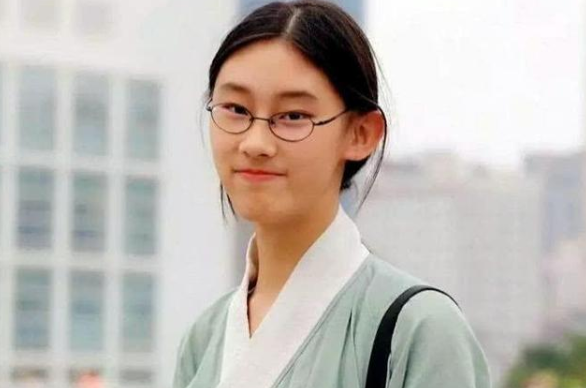 多名高考状元“家庭背景”曝光，家庭状况很相似，网友感叹太现实