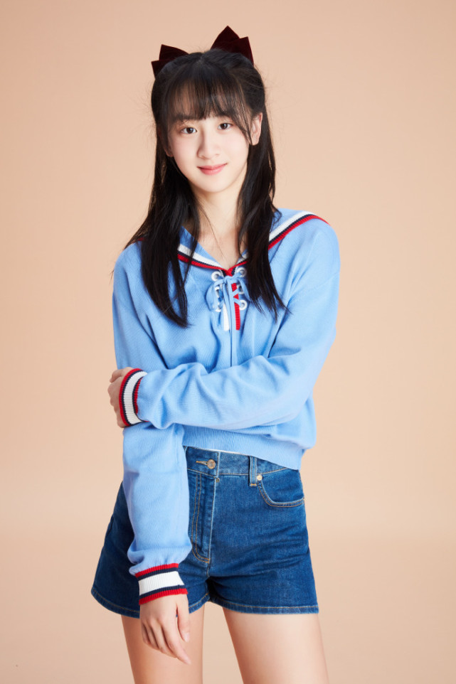 田亮女儿生日大片曝光，14岁森碟笑眼弯弯，乖乖女发型好文静