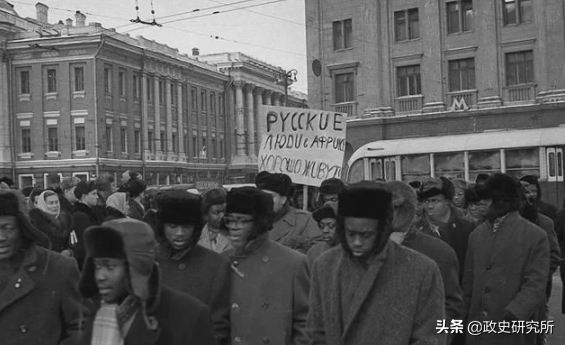 黑人留学生疯狂“猎艳”苏联女郎，遭苏联青年狂揍，引发黑人运动