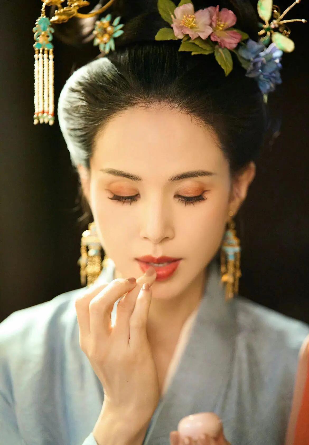 被李若彤惊艳到了!56岁的汉服造型,依旧"吊打"古装女主