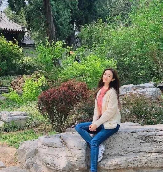 李兰迪瘦下来后，突出精致的五官，清纯软糯的样子真美呀