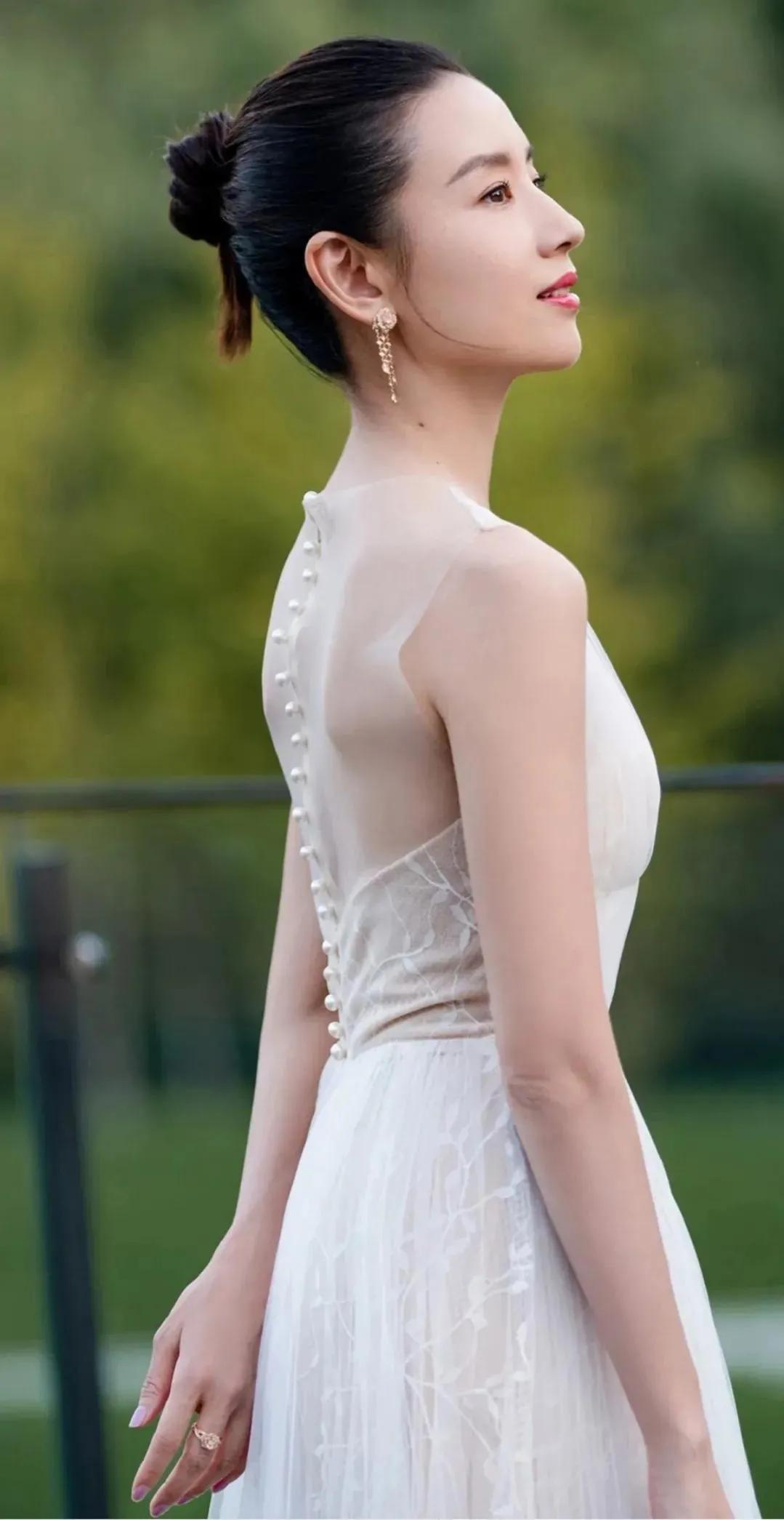 董洁：成熟优雅，气质如兰