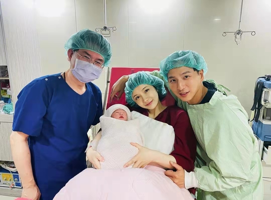 棒棒堂成员杨奇煜晒全家福，官宣二胎得子，王子贺军翔众星送祝福