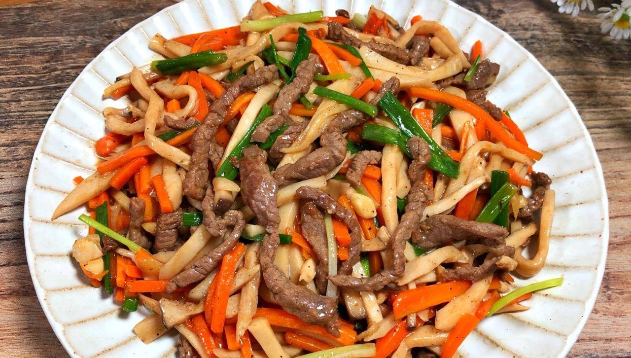 【韭菜炒牛肉】做法步骤图 营养解馋超下饭 隔壁小孩馋得不行-起舞食谱网