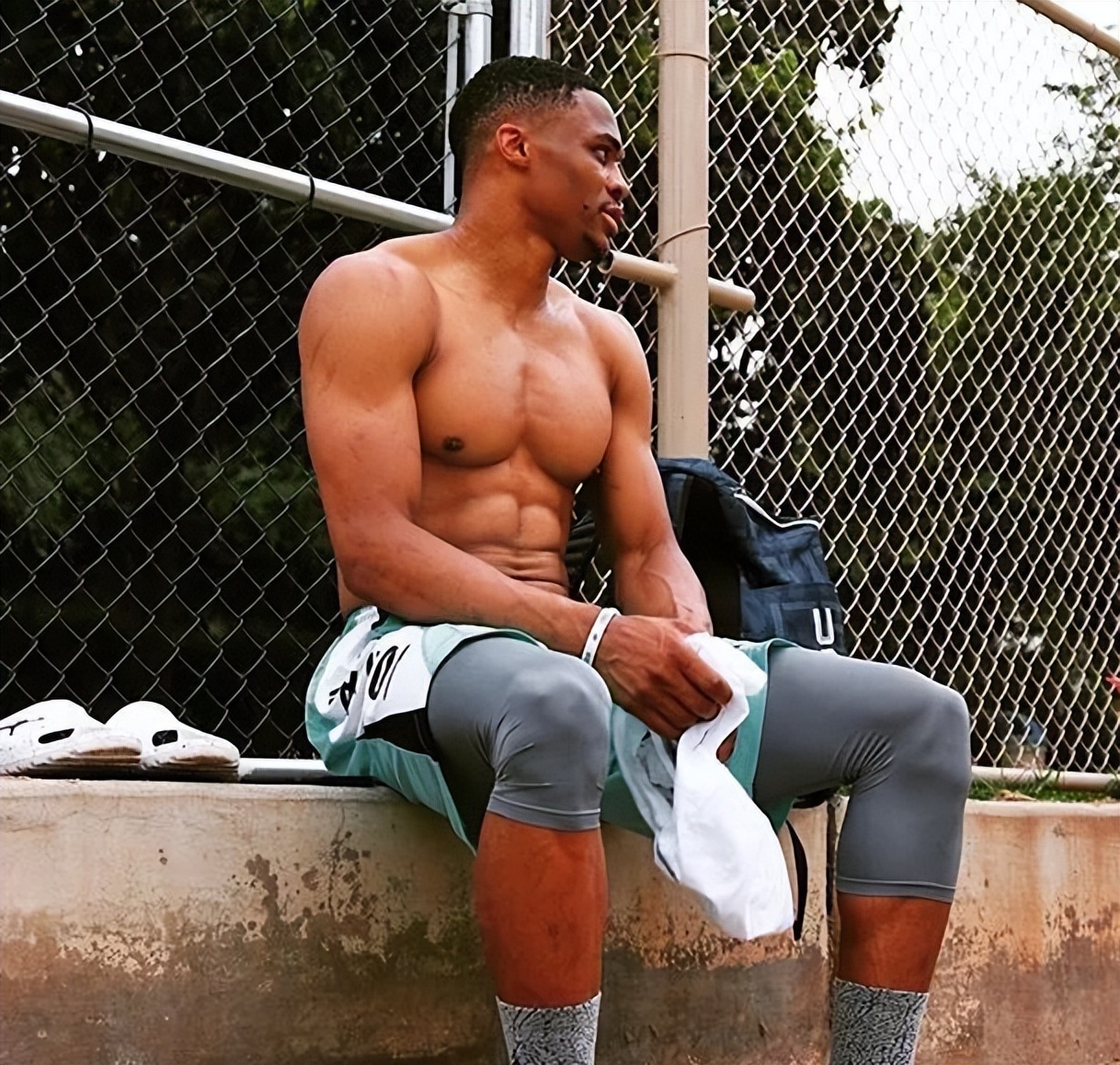 nba为什么没人投篮（众所周知NBA球星肌肉很强悍，为何很多人几乎没腹肌和胸肌呢？）