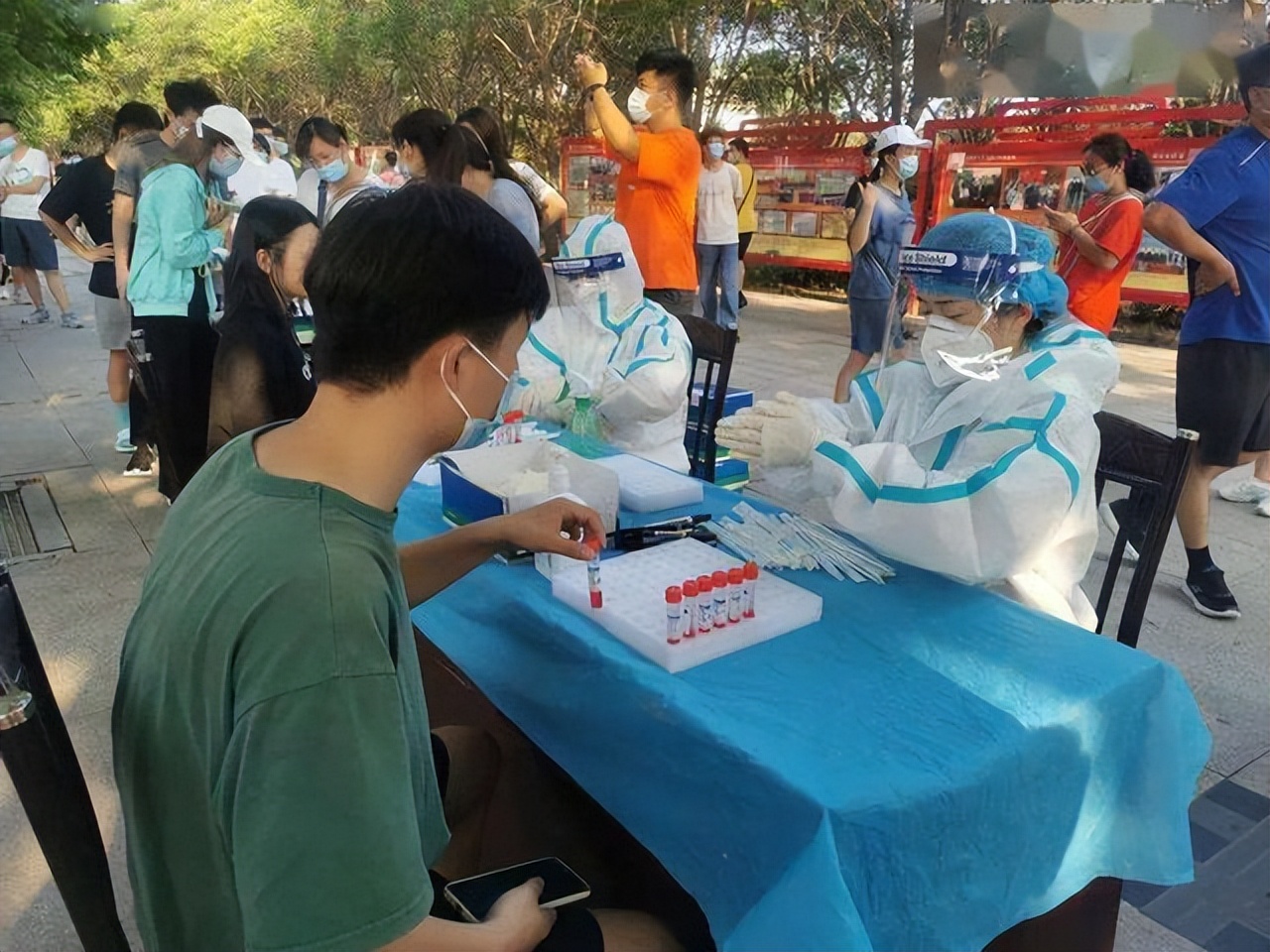 郑州大学一女生私自离校拍拖，核酸筛选呈阳性，连累千余名师生