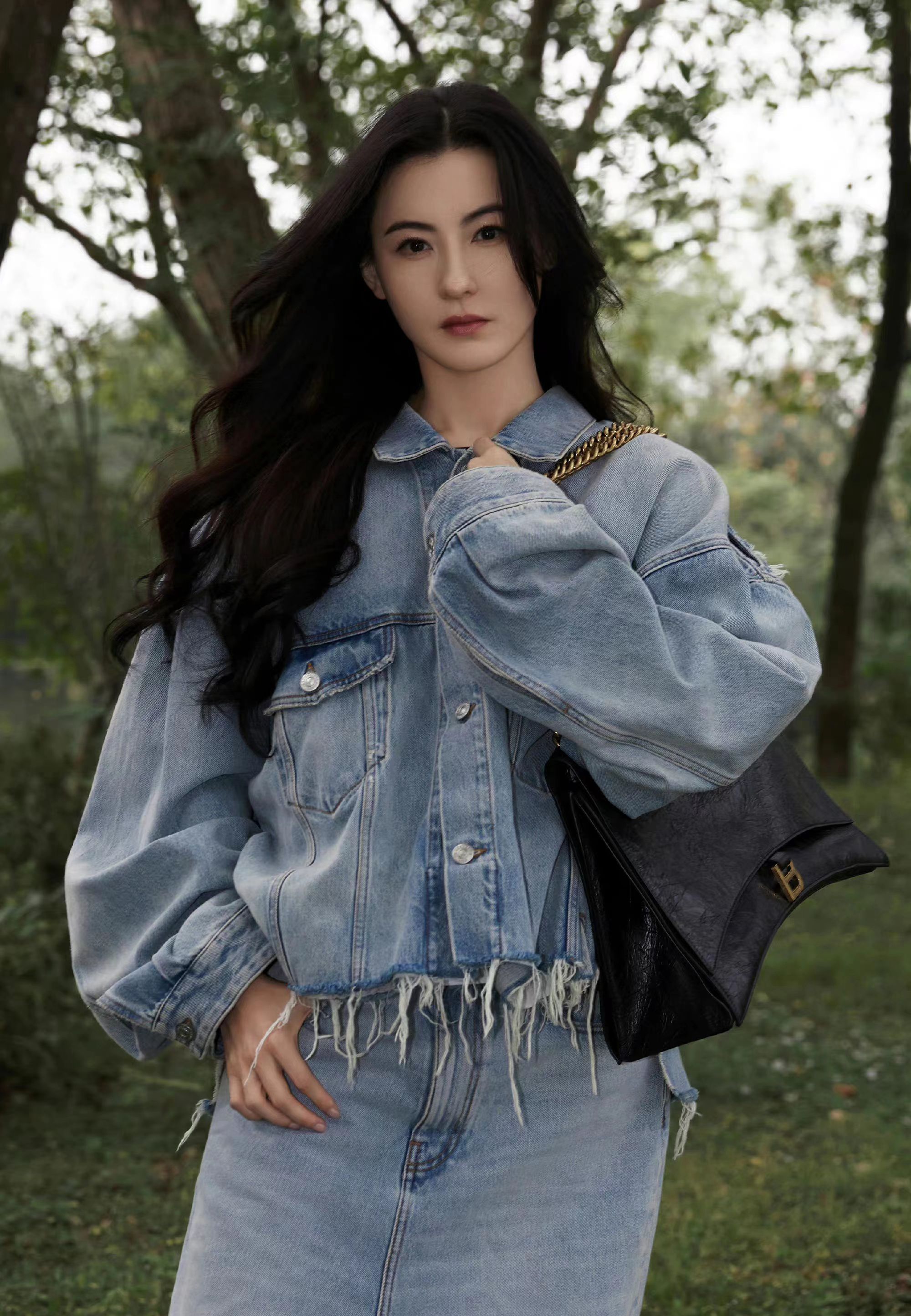 张柏芝换新发型,中分黑长直显女神范,穿芭比粉西装好亮眼