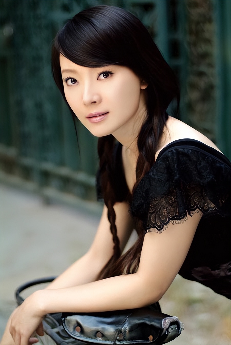 因为陈数扮演的黄依依,我同时想起了谍战剧中的其他素颜美女.