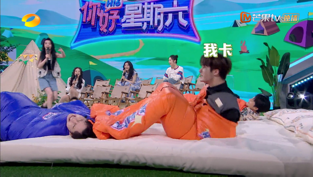 《你好，星期六》：玩体力游戏，被后辈踩头，48岁的何炅有多拼