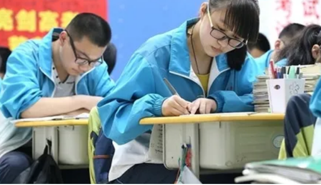 高三一模成绩370分，该走单招还是参加高考？听听过来人分析利弊