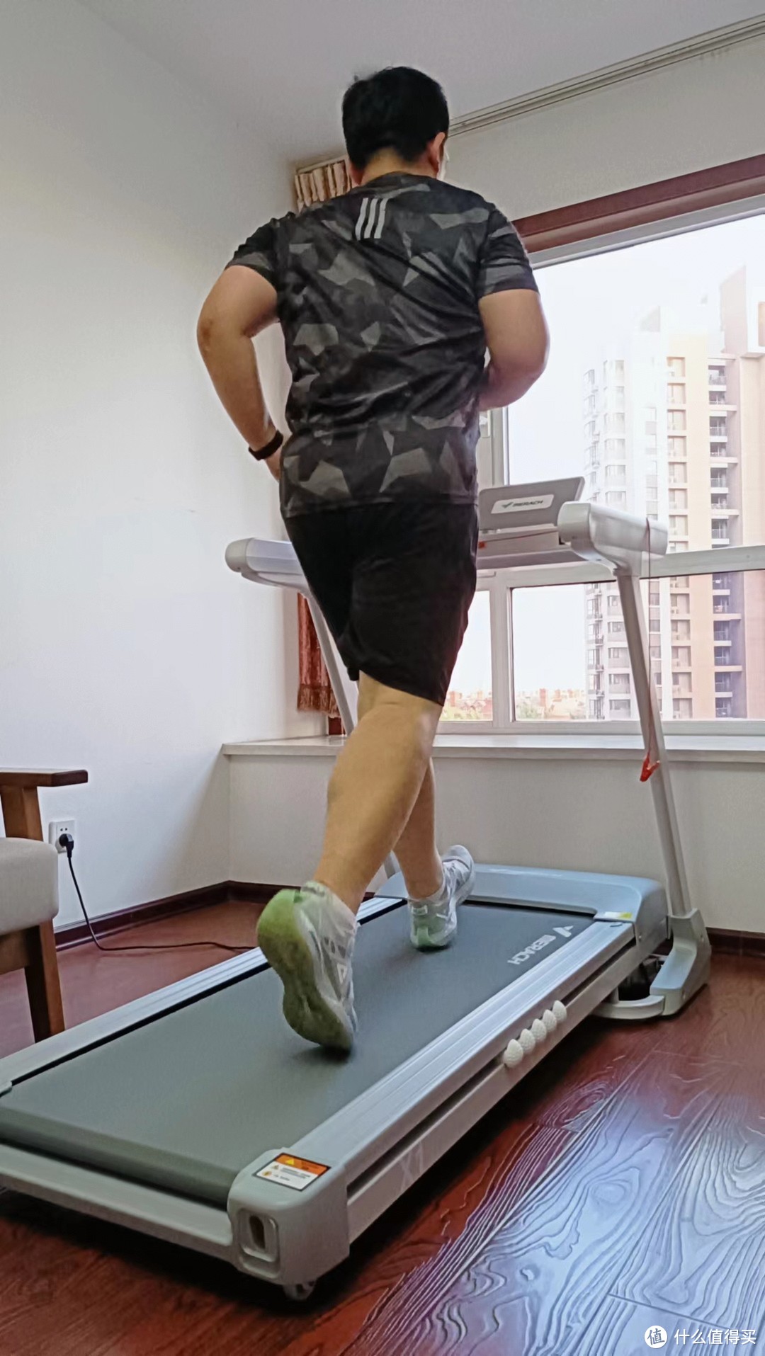 一雙運動鞋的價錢是176元（180斤胖仔真人演示大體重者跑步機使用方法，11項實用護膝建議）
