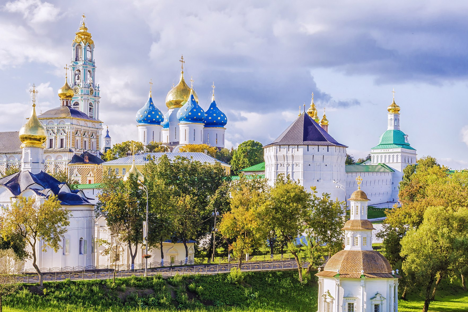 谢尔盖耶夫小镇圣三一修道院(去金环小镇,寻找「人间值得」的风景)