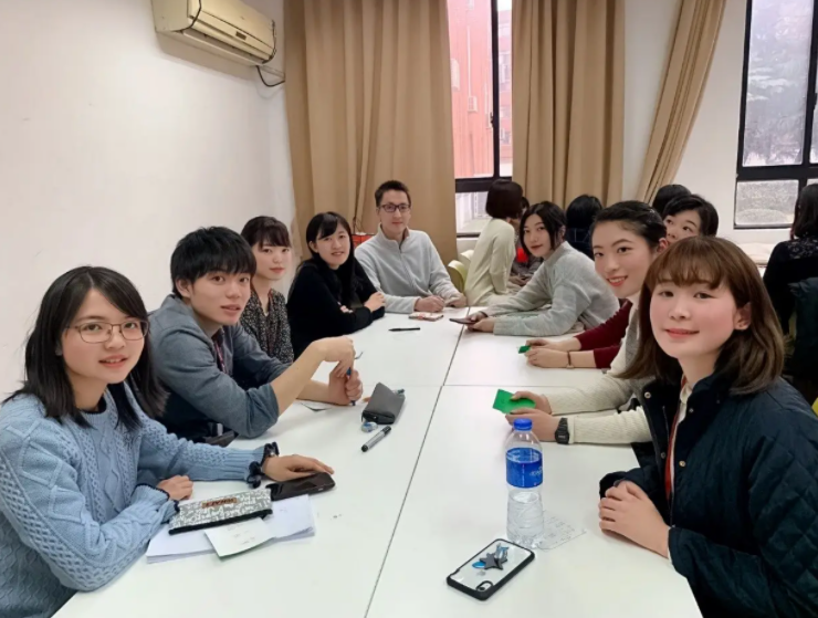 挤不进的圈子就别挤了，上大学才发现，家境不同的人很难成朋友