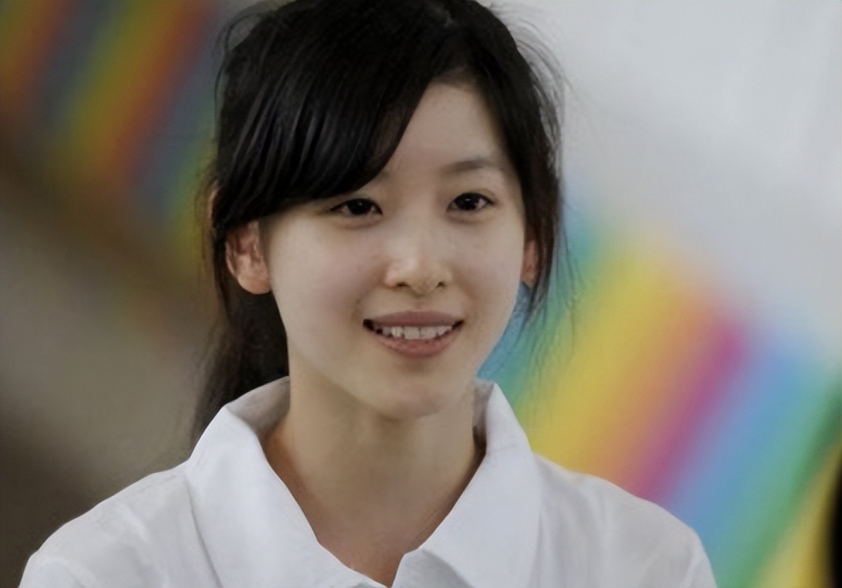 清华大学新晋校花火了，高考“双料第一”，跟“奶茶妹妹”有一拼