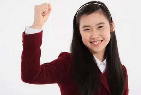 女神小时候照样很丑，从小美到大不容易，多给女孩一些时间蜕变吧