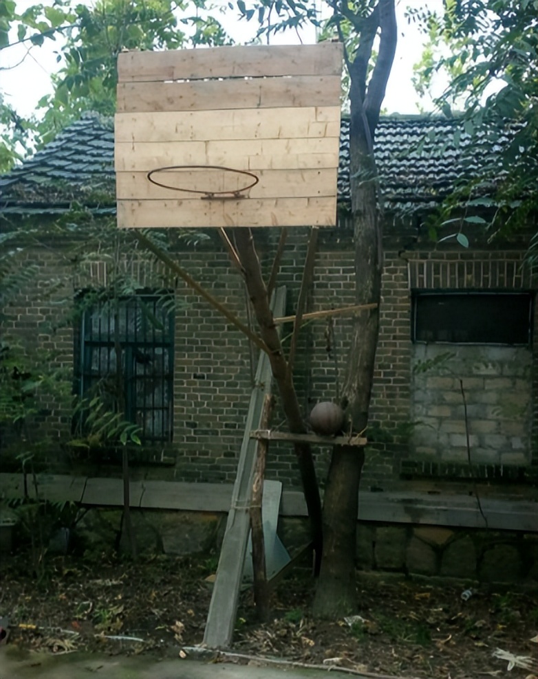 手工篮球架怎么做一个(外国小孩奇葩篮球架爆红网络,众多nba球星点赞