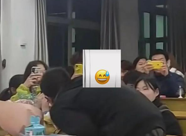 男大学生当众示爱，没有经过女生允许直接“上嘴”，旁观者怒了