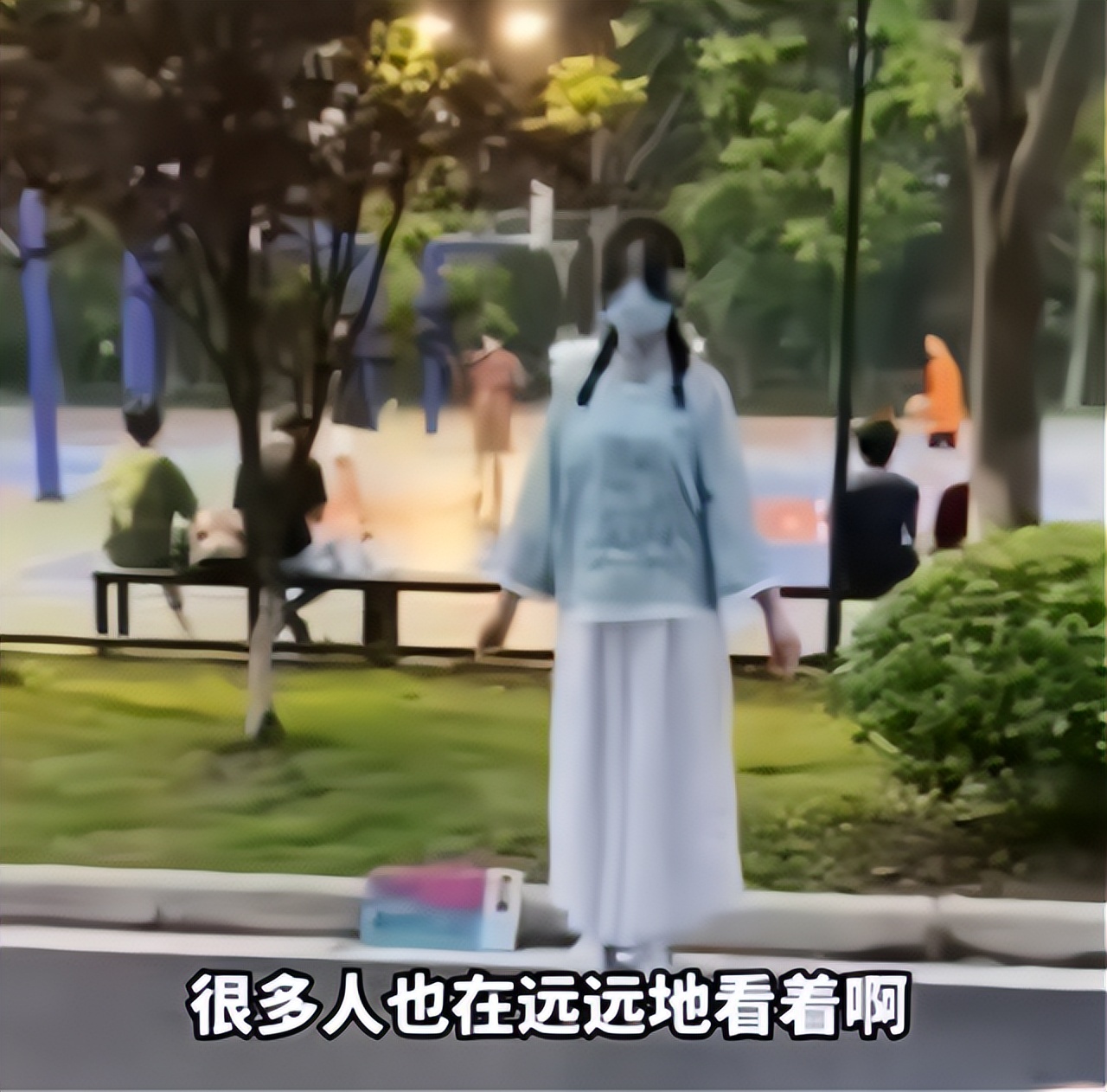 大学“免费抱”火了，女生身着民国服，容颜精致却让人“不敢”抱