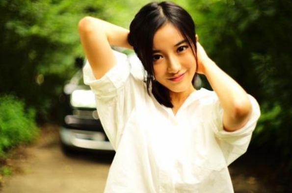 高考双料状元进入清华大学，一入学就成了校花，网友催促她快出道