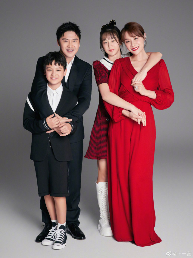 田亮夫妇带儿女露营，森碟和弟弟劈柴生火，干起活来一点不矫情​