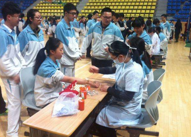 高考体检时，学生要全部脱光？高三党被吓坏，医生：我也不想看
