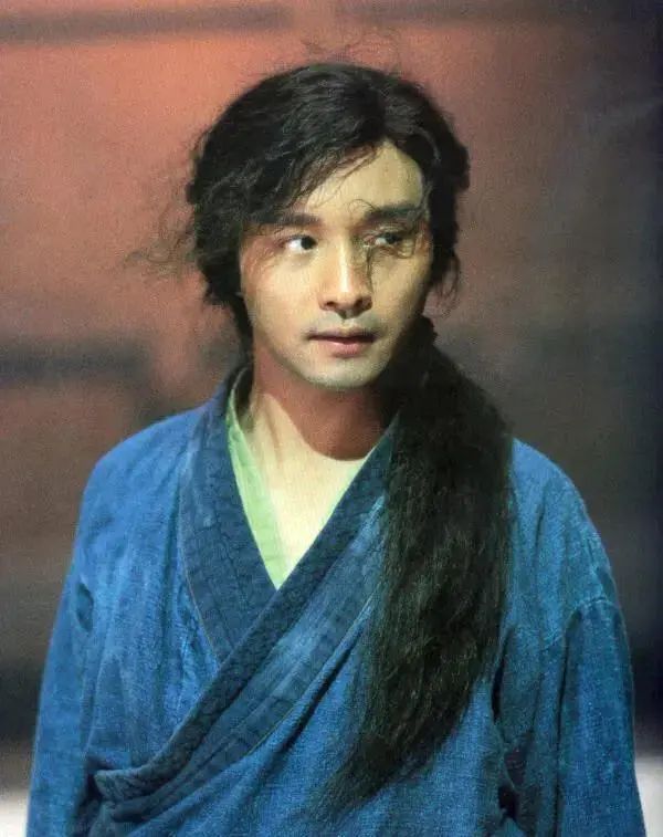 张国荣的一件外套就用了上百条不同质感的织物拼接,并且是纯手工制作.