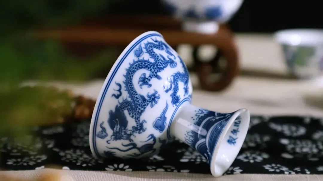 读瓷|三年的沉淀,烧出这一组绝美斗彩青花杯,太贵气了