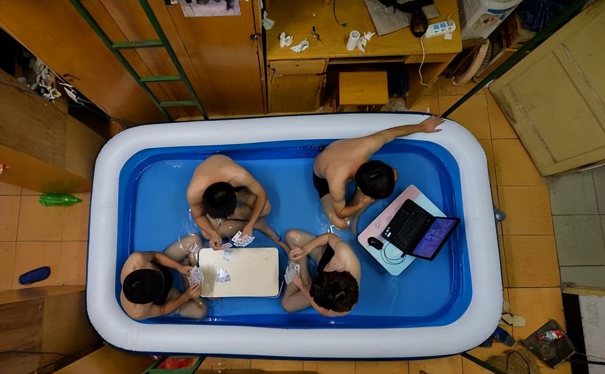 大学老师查寝就像开盲盒，违禁品层出不穷，男生寝室还有“水床”