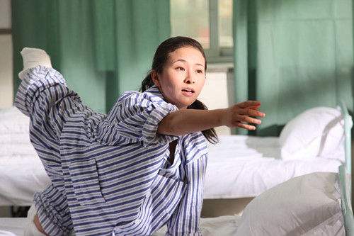 她在地震中失去双腿，6年后嫁华裔高学历老公，儿女双全成功逆袭