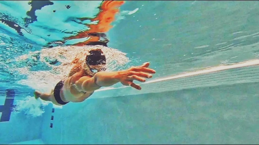 自由泳完整动作教学视频(#初学者：自由泳腿您打对了么 #)