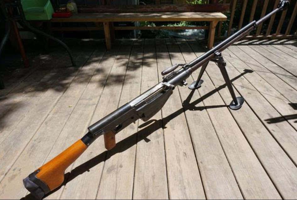 ptrs-41反坦克步枪在1938年由西蒙诺夫设计,采用弹仓式供弹和半自动发