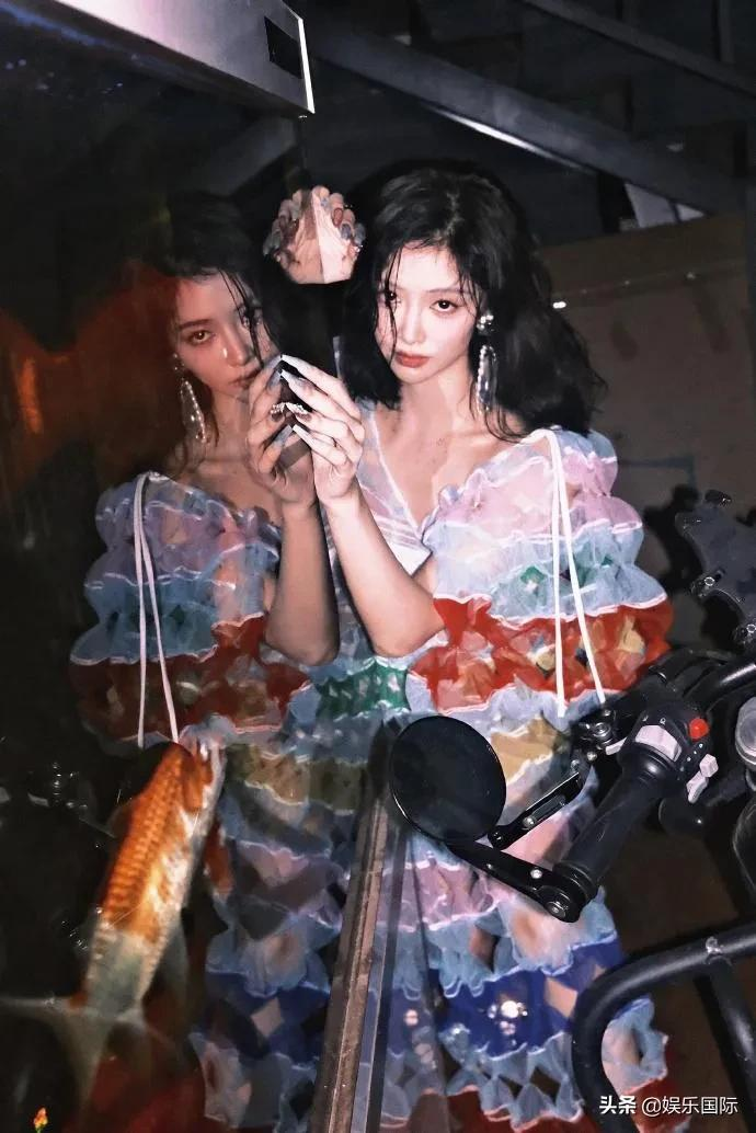 许佳琪抹胸裙秀香肩 夸张眼妆搭银发好吸睛