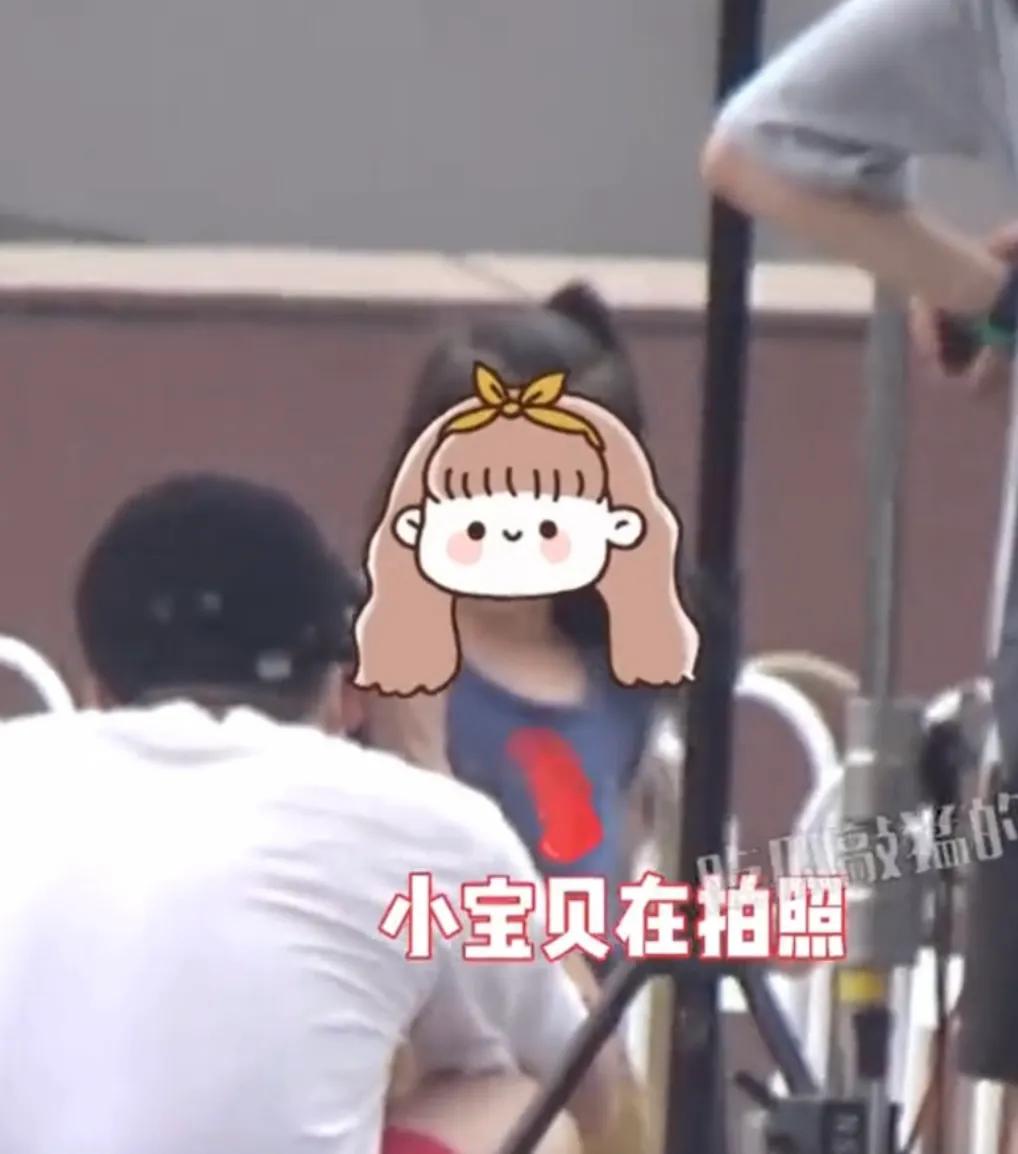 高圆圆片场和女儿互动温馨有爱，3岁Rhea活泼可爱，镜头感很强