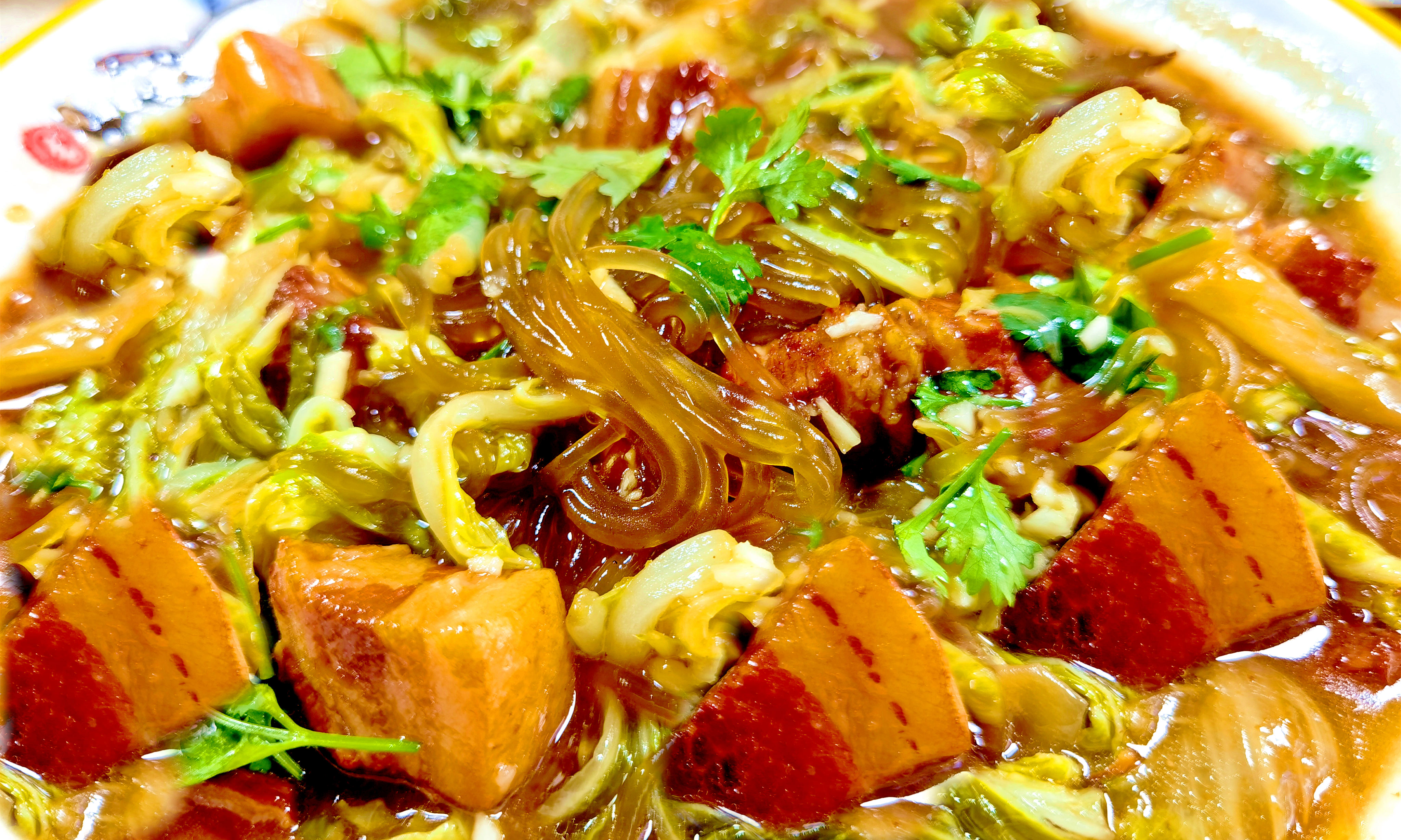 下面,厨娘就将炖肉的技巧和红烧肉炖白菜的做法,分