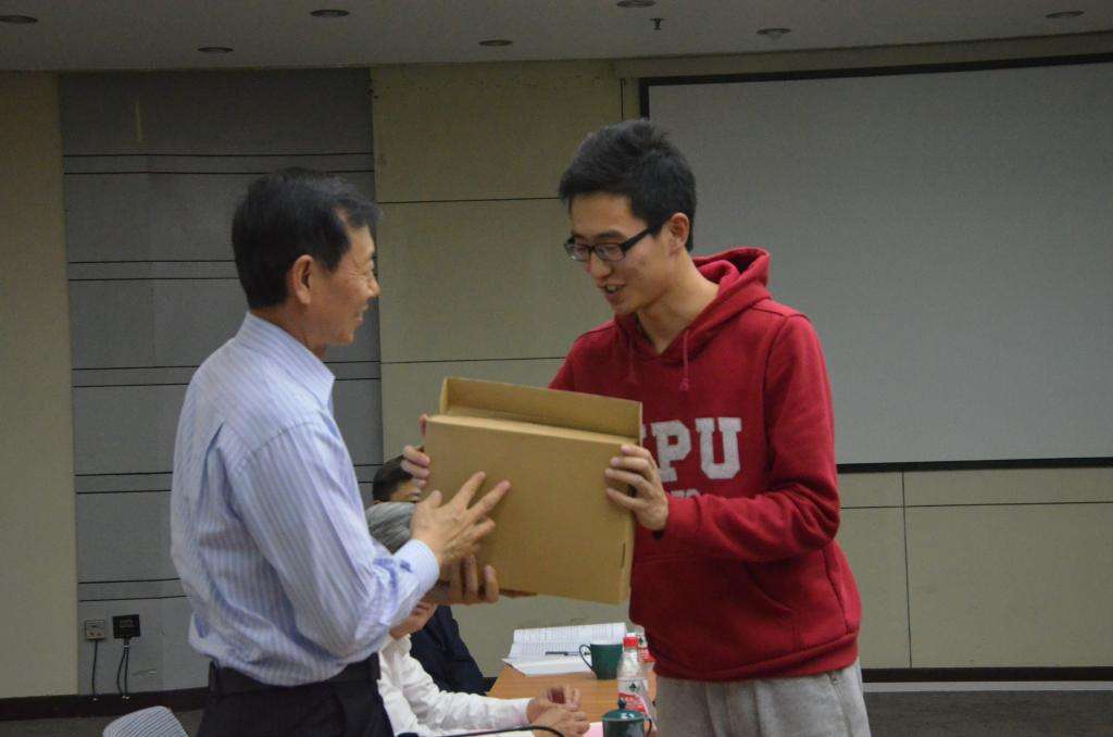 女大学生穿戴整洁睡桥底，抱着电脑专心工作，网友：“戏精”上身