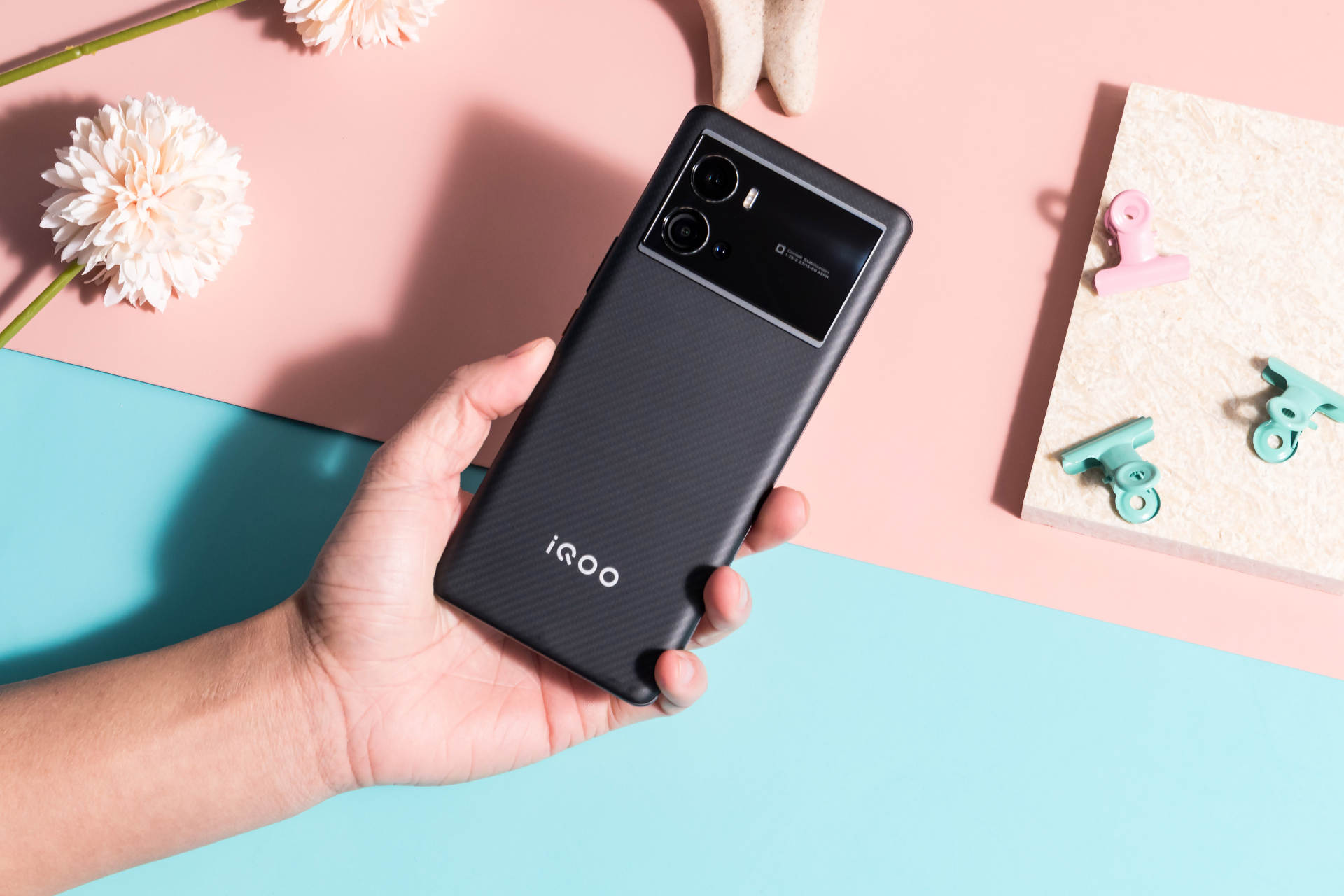 如何将防弹衣材料应用到手机上，iQOO 9 Pro赛道版探索全新设计