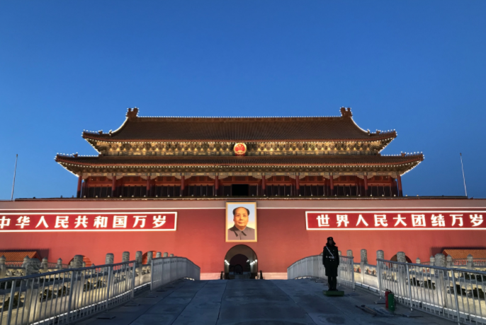 为抗美援朝，保家卫国，亲自决策组成志愿军入朝作战。