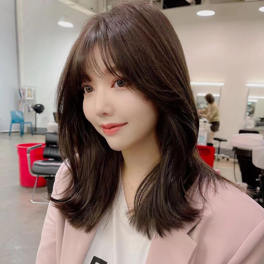 头发染色2022年最新流行颜色(最时尚显白的发型)