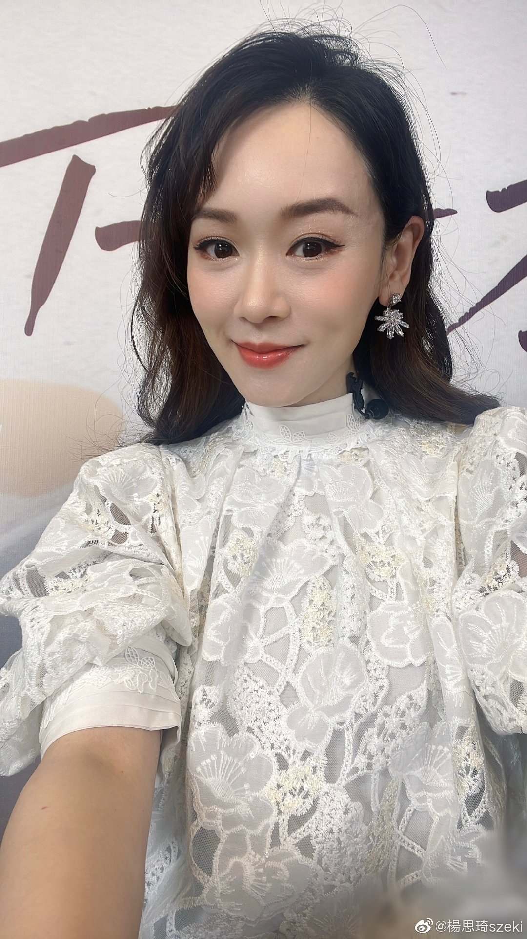 43岁港姐冠军晒学生妹造型，被嘲装嫩博关注，一对儿女生父成谜