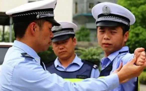 走进职场后才知道，协警和辅警究竟有啥区别，幸好听了父亲的话