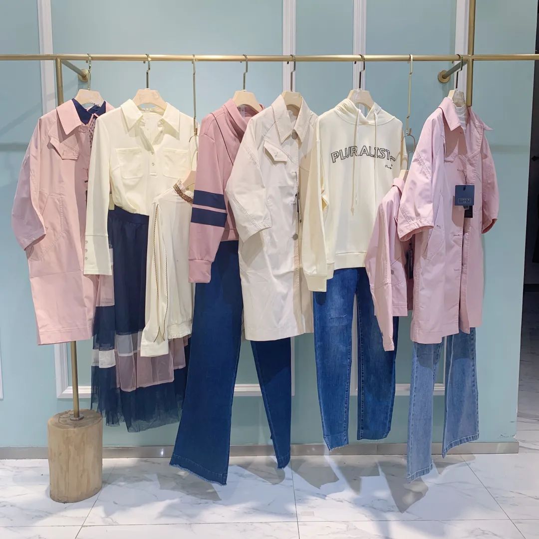 今袖女装,自成立至今,她对时尚有着异乎寻常的敏锐嗅觉,每一季经典的