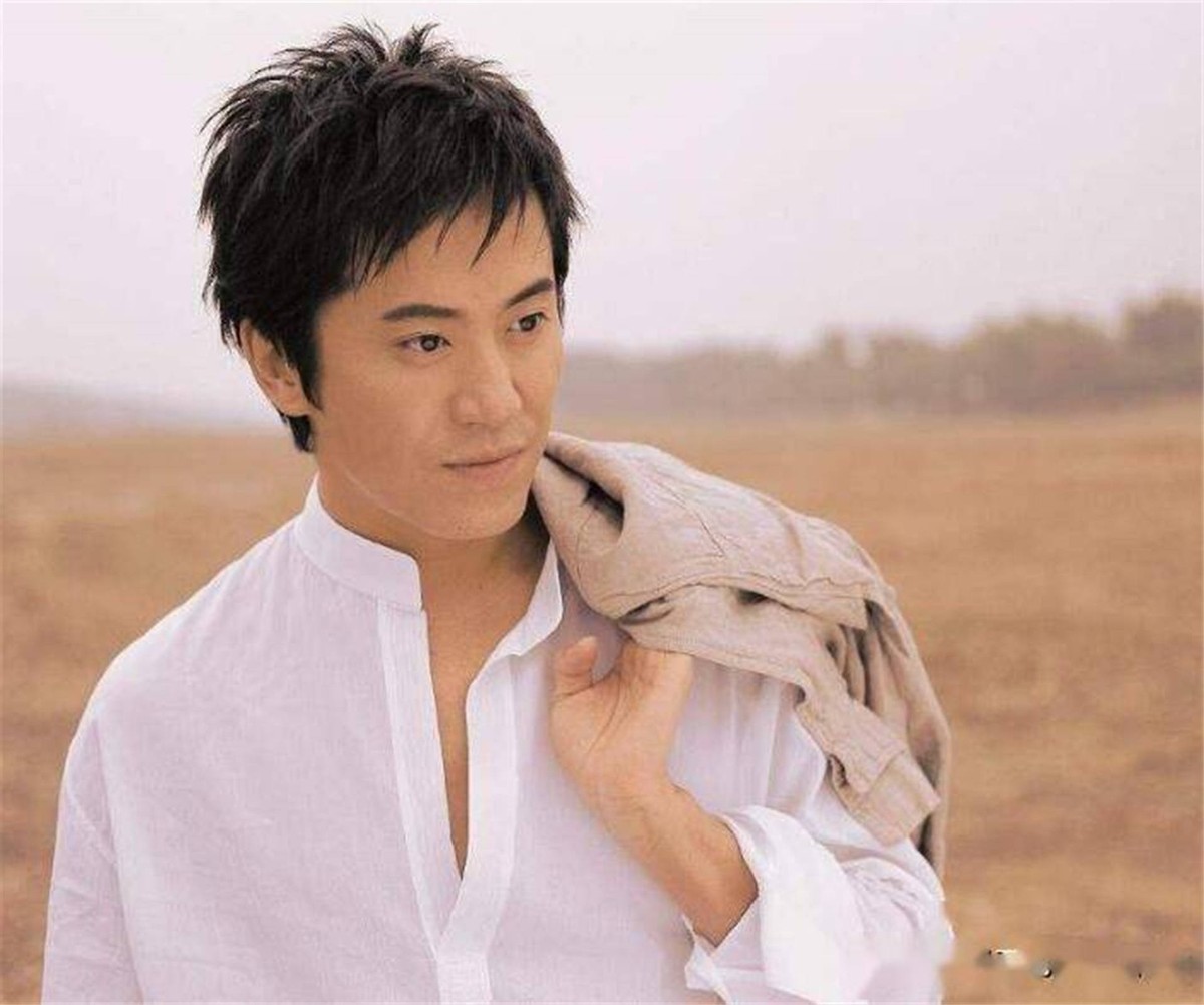 吴君如说错一句话，差点被东北四爷扣住，吴君如：四爷我只认谢贤