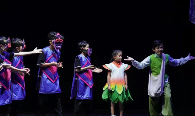 刘烨女儿才10岁就这么美！晒庆生照颜值逆袭终于像妈，混血脸太绝