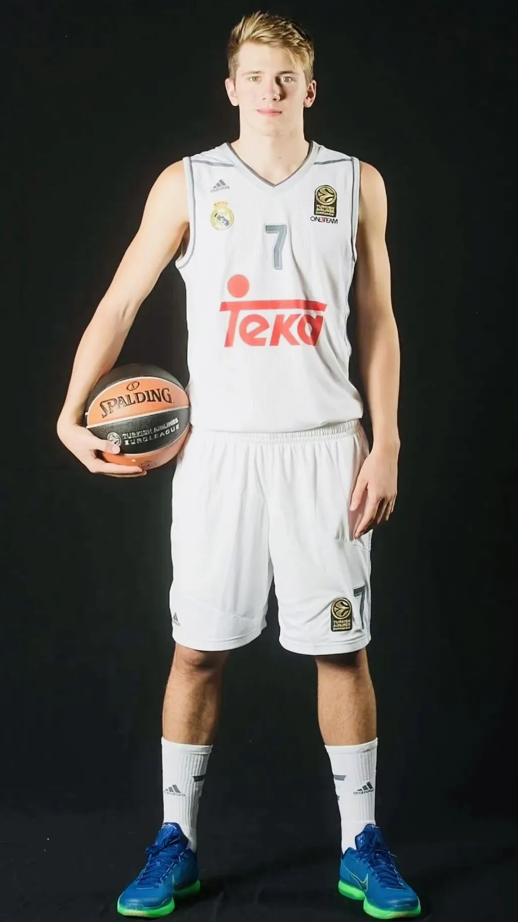 夕阳篮球场壁纸头像(「球星壁纸第62期」:东契奇,请拿走你偶像的壁纸)