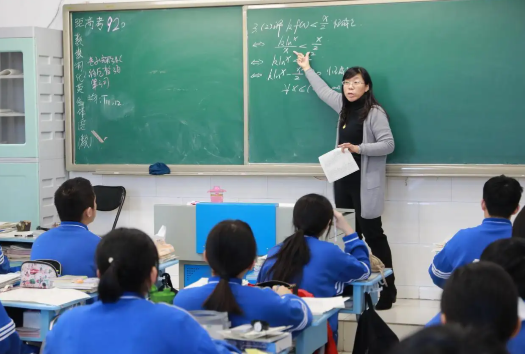 非师范生取消从教资格？两种声音并存，官方回应戳中了部分人的心